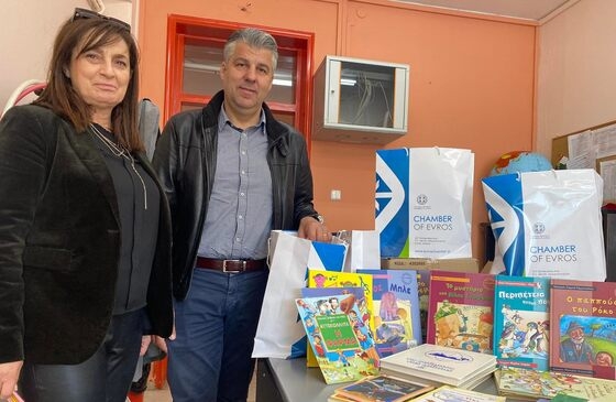 Η διευθύντρια του Δημοτικού Σχολείου Παλαγίας κα Δήμητρα Βουρδόγλου με τον Πρόεδρο του Επιμελητηρίου Χρ. Τοψίδη.